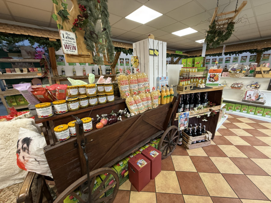 Unser Hofladen bietet ein breites Sortiment an Fruchtsäften, Fruchtweinen und Fruchtaufstrichen